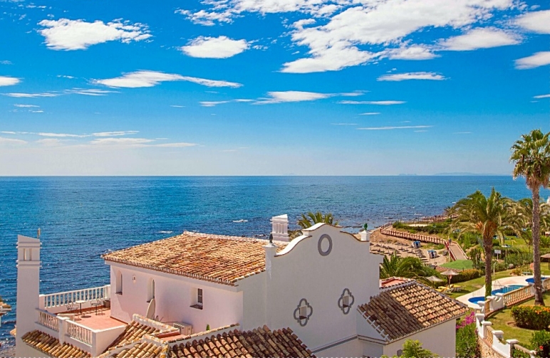 Calahonda Onroerend goed - gereduceerde prijs met 5 slaapkamers aan het strand